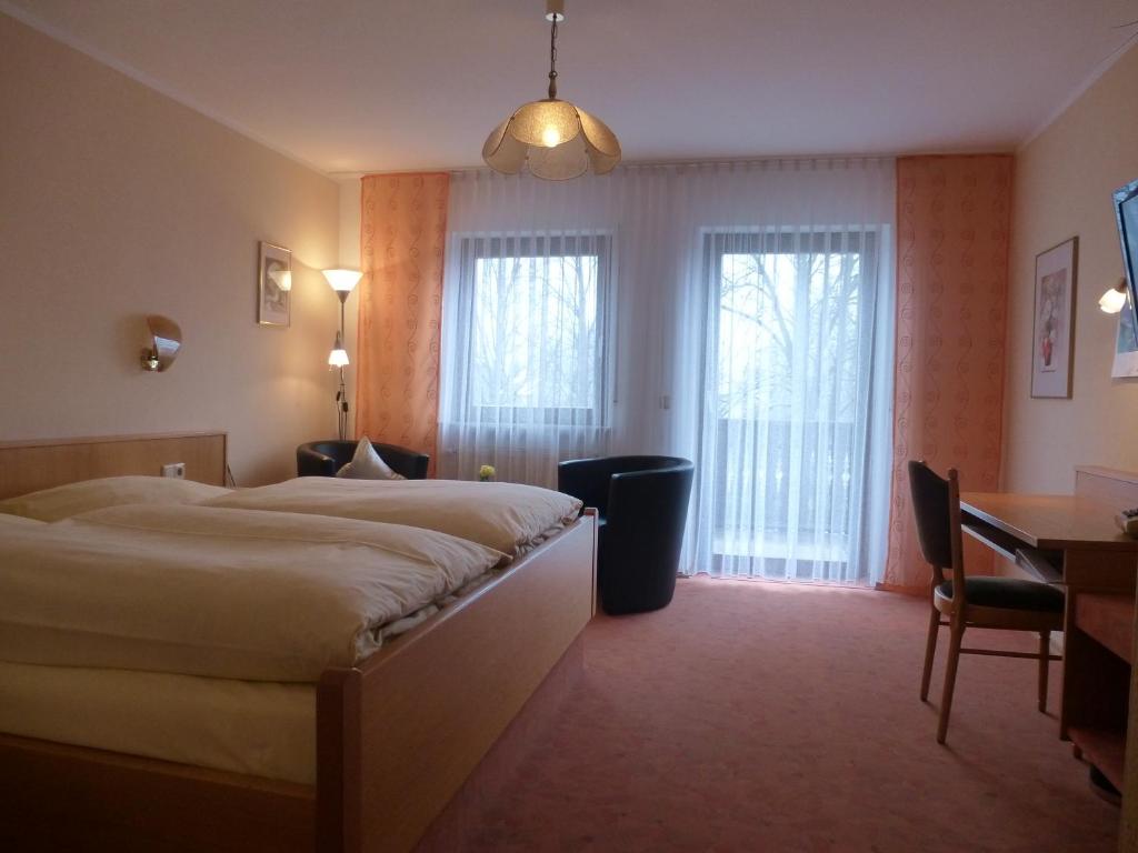 Postel nebo postele na pokoji v ubytování Hotel-Gasthof "Zum Bartl"