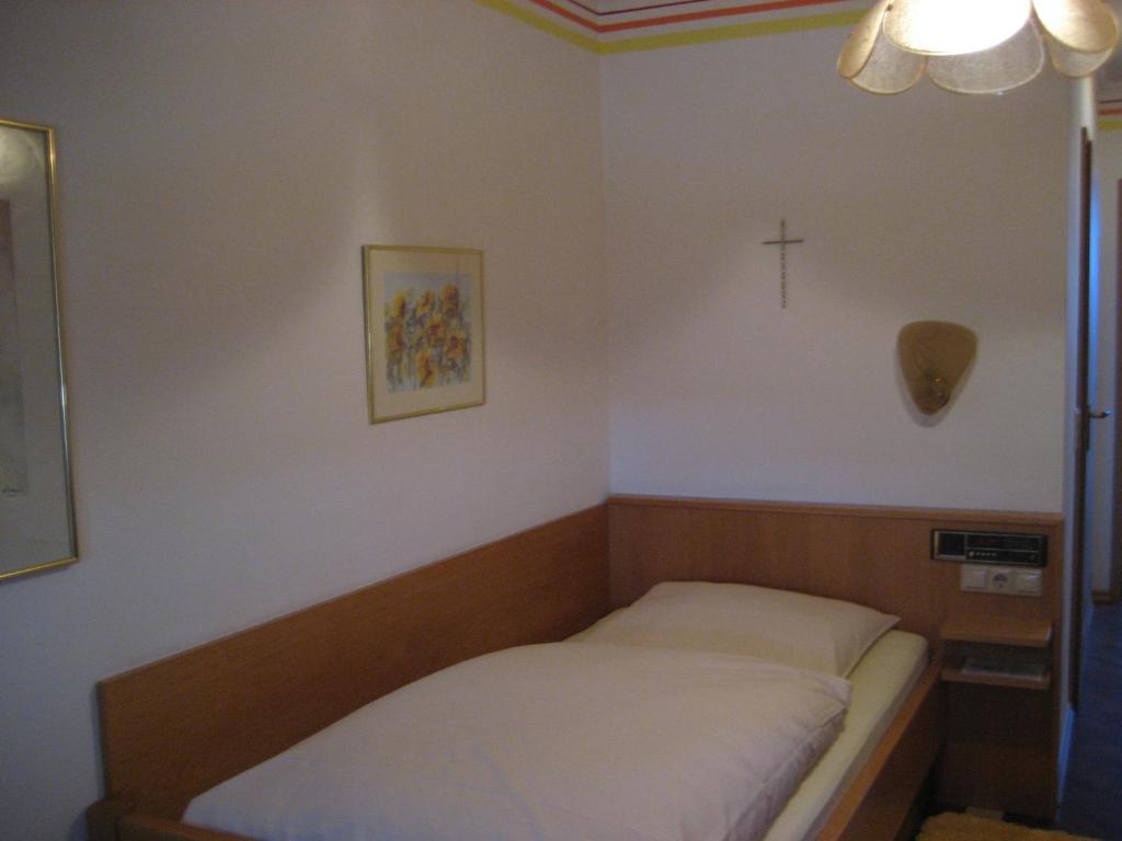 Postel nebo postele na pokoji v ubytování Hotel-Gasthof "Zum Bartl"