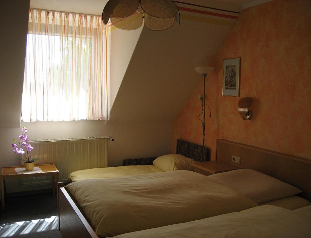 Postel nebo postele na pokoji v ubytování Hotel-Gasthof "Zum Bartl"