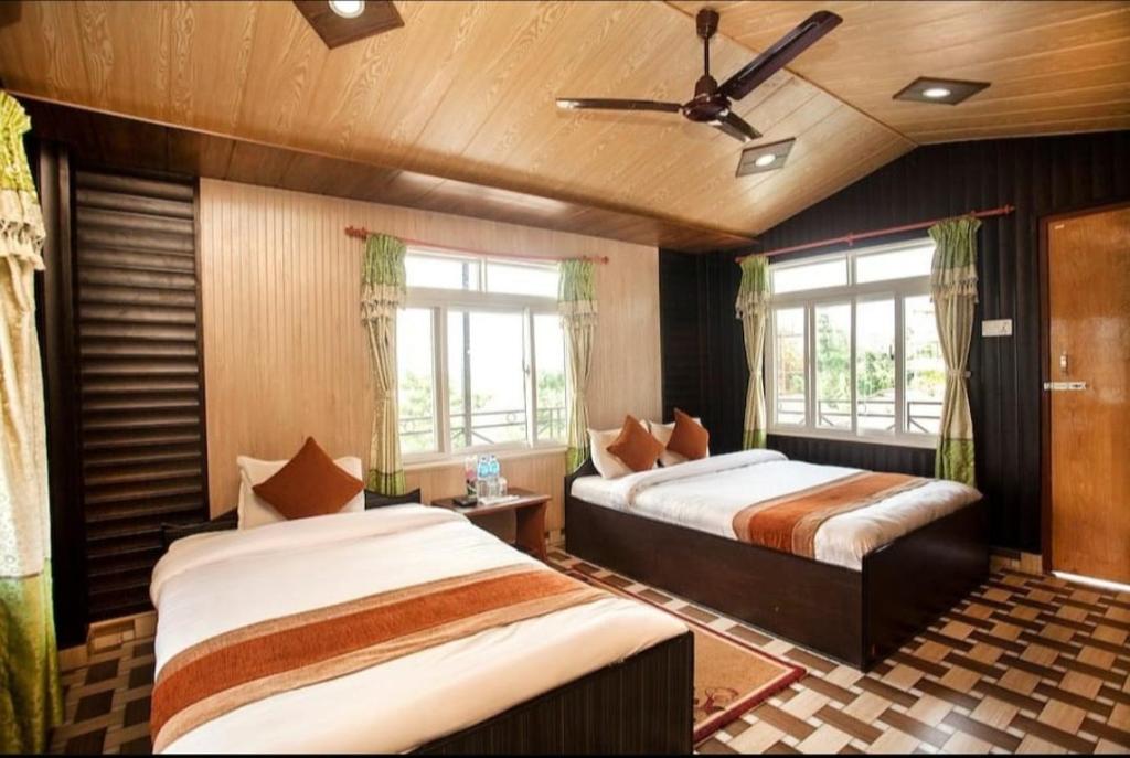 Postel nebo postele na pokoji v ubytování Holy Lodge Sauraha