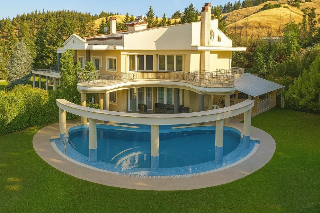 Bazén v ubytování Villa in Elassona-Βίλα στην Ελασσόνα nebo v jeho okolí