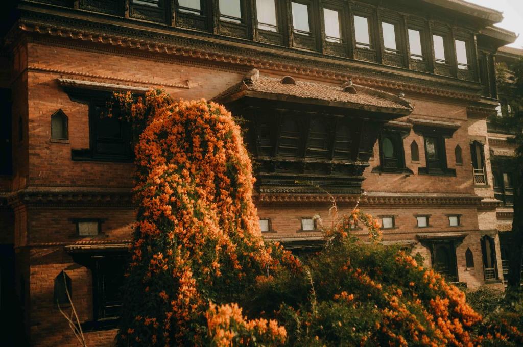 un edificio con una pianta di fronte di The Dwarika's Hotel a Kathmandu