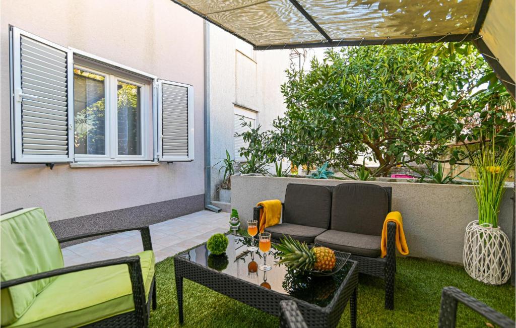 Awesome Apartment In Okrug Gornji With Wifi