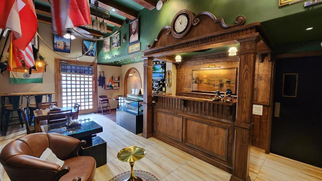 Un pub con una gran barra de madera con un reloj. en Stay Shaandaar - a boutique hideaway, en Amritsar