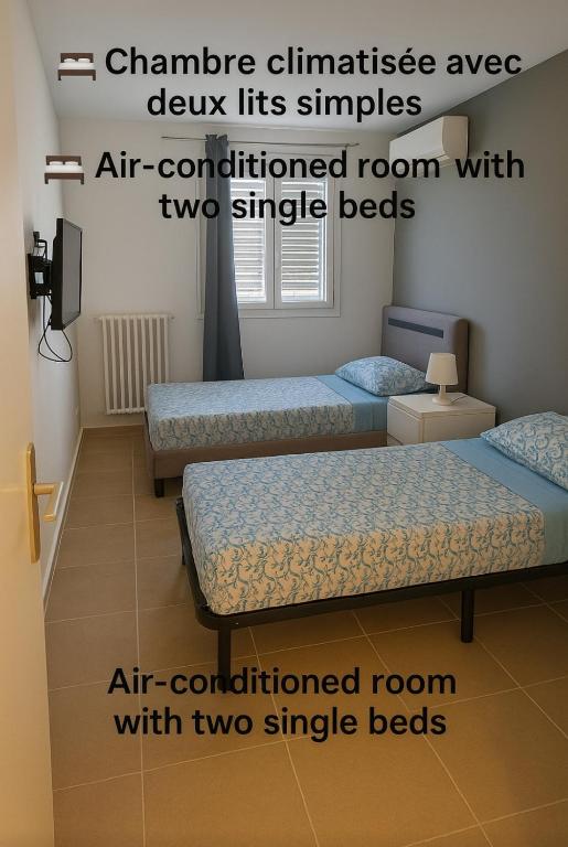une chambre avec trois lits avec deux lits simples dans l'établissement Chambre privative rénové 2024, climatisation, tramway sur place , 12 min centre, 16 min plage, aperçu latéral mer, 2 wc avec 2 salle de bain, private room renovated 2024, air-conditioned , tram on spot, 2 toilets and 2 bathrooms, à Nice