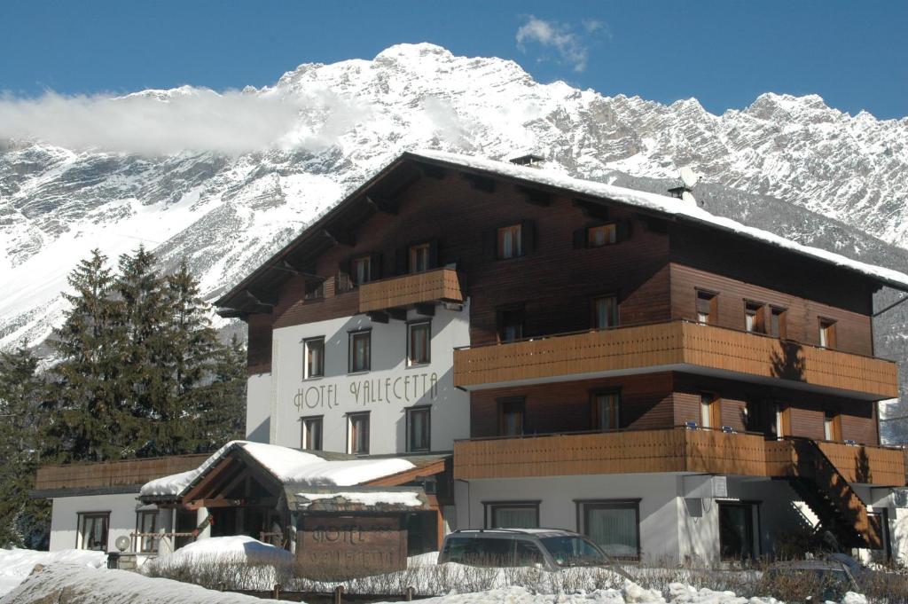 Nespecifikovaný výhled na hory nebo výhled na hory při pohledu z hotelu