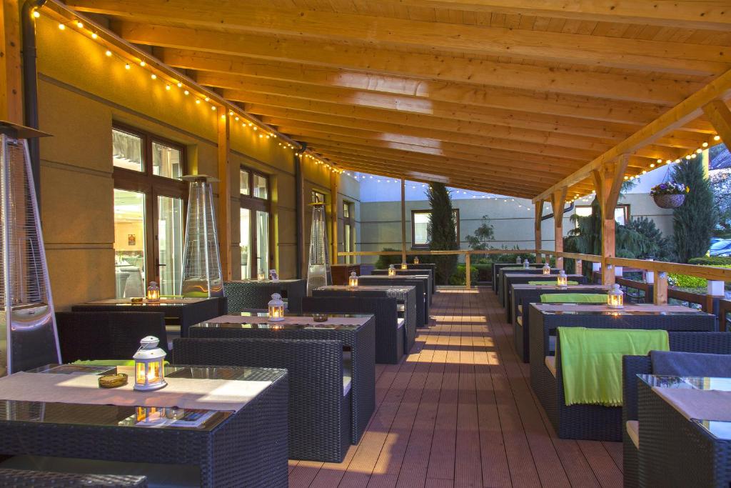 Reštaurácia alebo iné gastronomické zariadenie v ubytovaní Hotel Verde Montana Wellness & Spa
