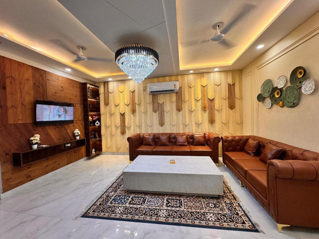 a living room with a couch and a table at YOUR BnB in Jāmb