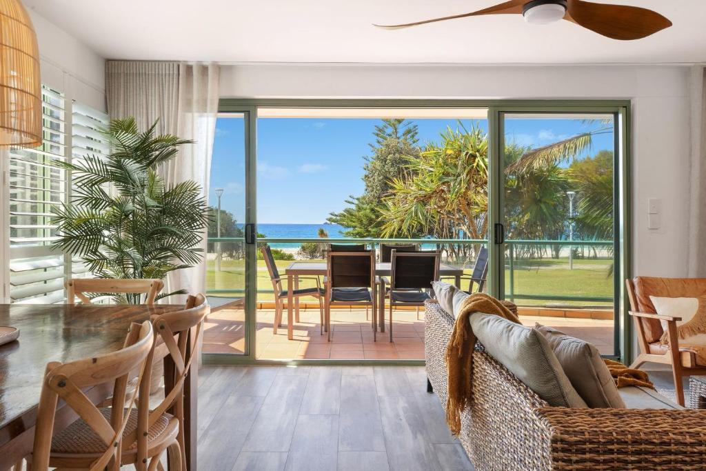 バイロンベイにあるApartment 3 Surfsideの海の見えるリビングルーム