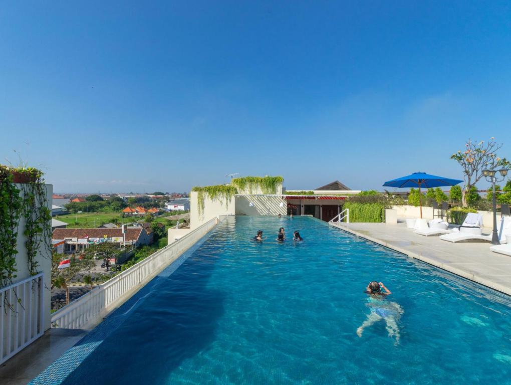 Bazén v ubytování Atanaya Kuta Bali nebo v jeho okolí
