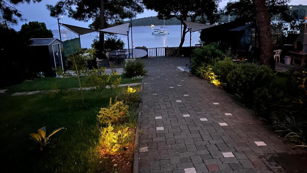 Κήπος έξω από το SEASIDE holidayhouse , Mali lošinj