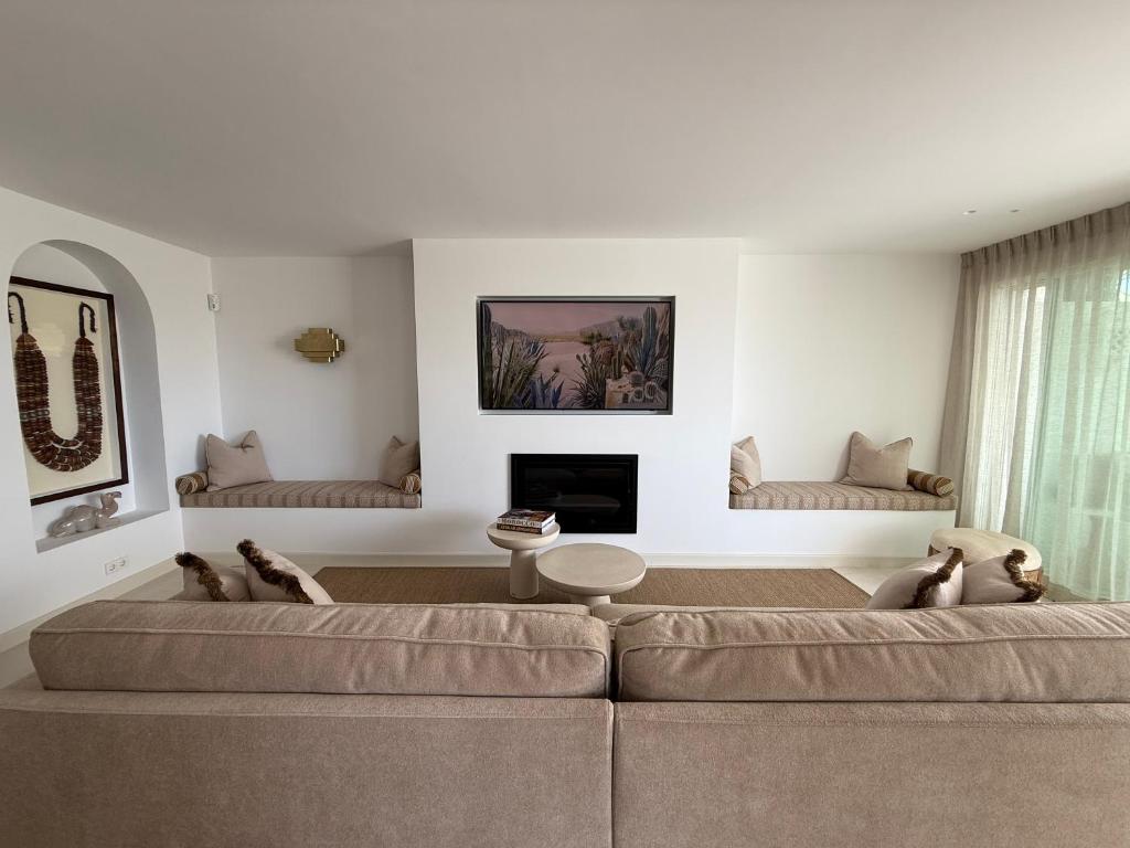 salon z kanapą i kominkiem w obiekcie Apartment Marbella - Puente Romano Area w Marbelli