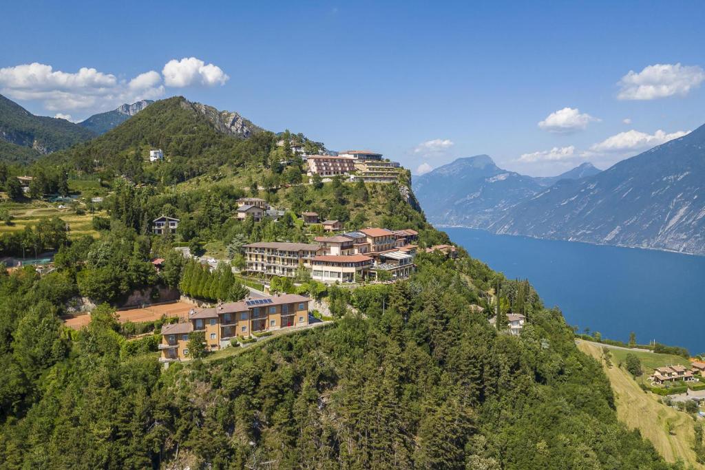 een huis op een heuvel naast een waterlichaam bij Residence Bellevue in Tremosine Sul Garda