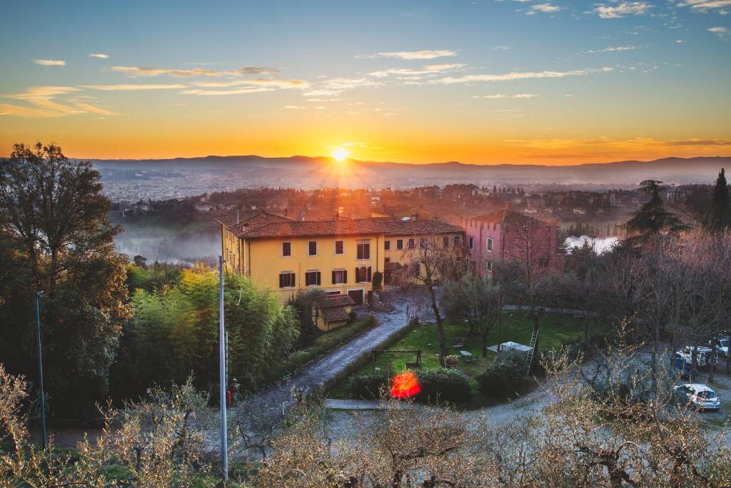 a view of a city with the sunset in the background at Pensione Bencistà in Fiesole