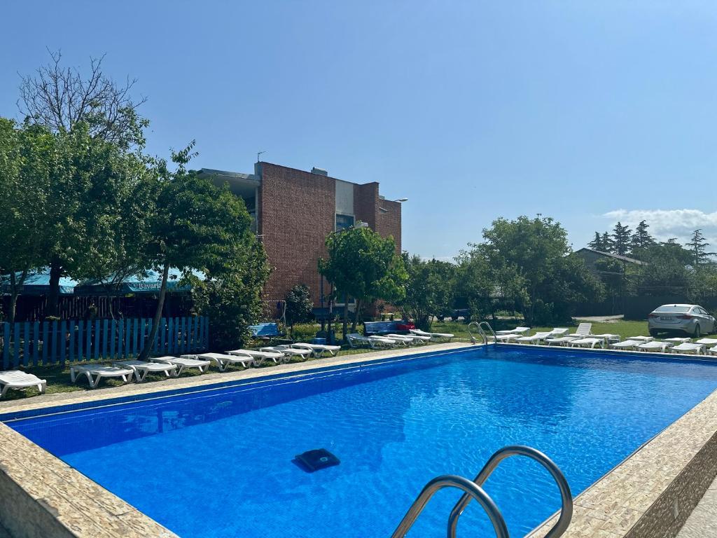 Bassein majutusasutuses Napoli Nataxtari hotel,pool,bar,kamping või selle lähedal