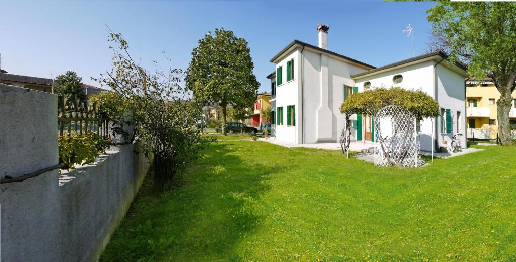 un cortile con recinzione e una casa di B&B Villa Griselda a Quinto di Treviso