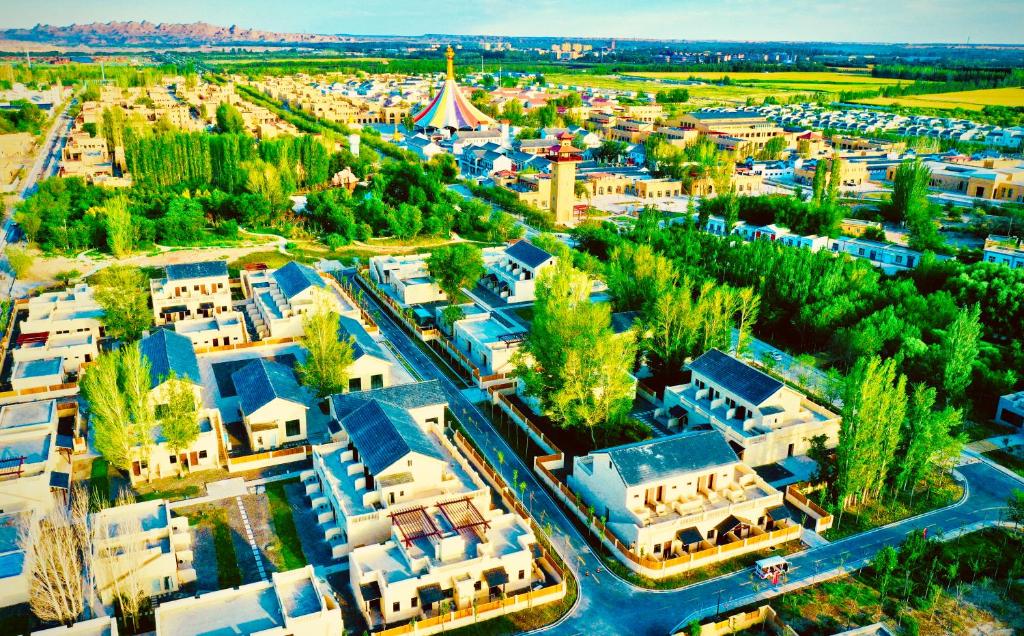 UrhoKaramay West Wuzhen Tancheng Hotel的城市的空中景观,建筑和树木