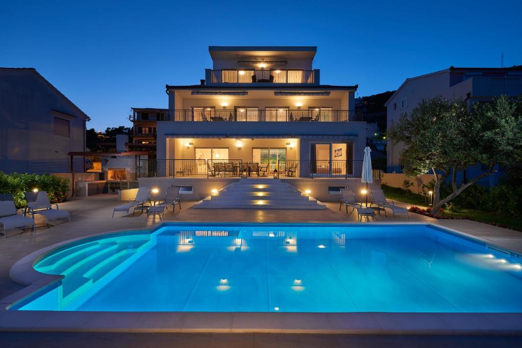 uma casa com piscina à noite em Villa Mila Trogir em Trogir