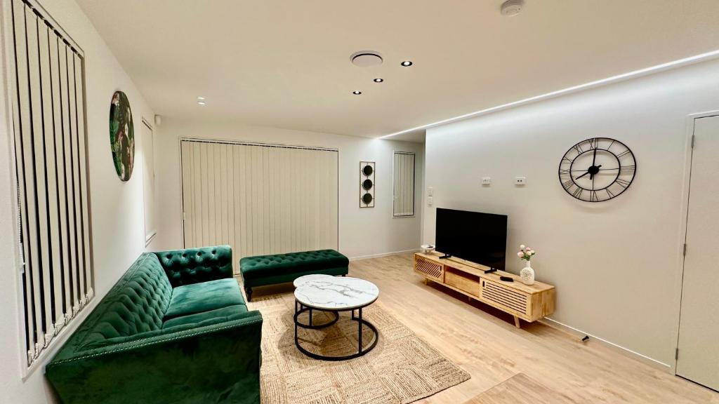 TV a/nebo společenská místnost v ubytování Stylish New & Cosy 3-Bedroom Retreat in Auckland - Perfect for Your Next Getaway!