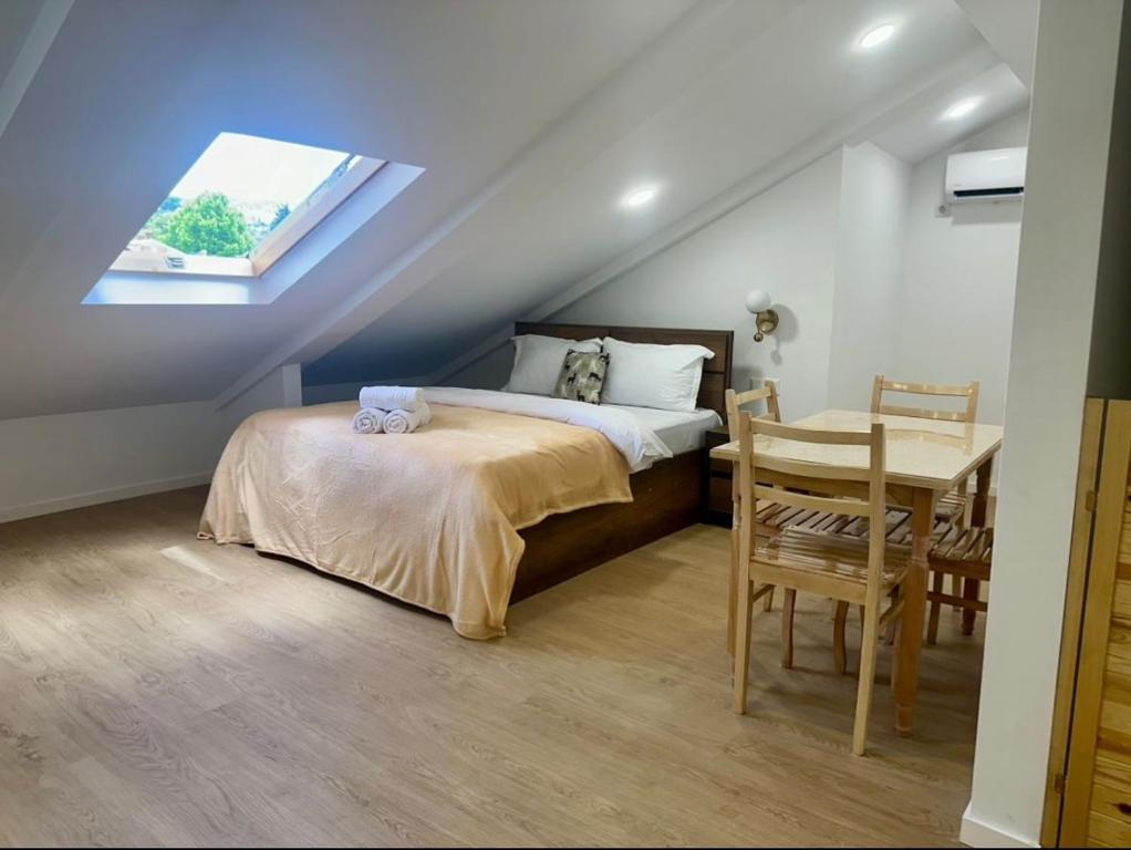 Ένα ή περισσότερα κρεβάτια σε δωμάτιο στο Nova Charm Apartments - Modern Comfort in the Heart of Tbilisi Old Town