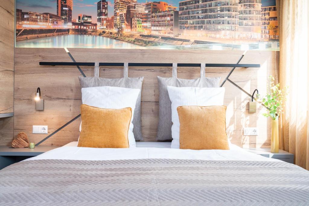 een slaapkamer met een groot bed met uitzicht op de stad bij HOTEL Am Spichernplatz in Düsseldorf