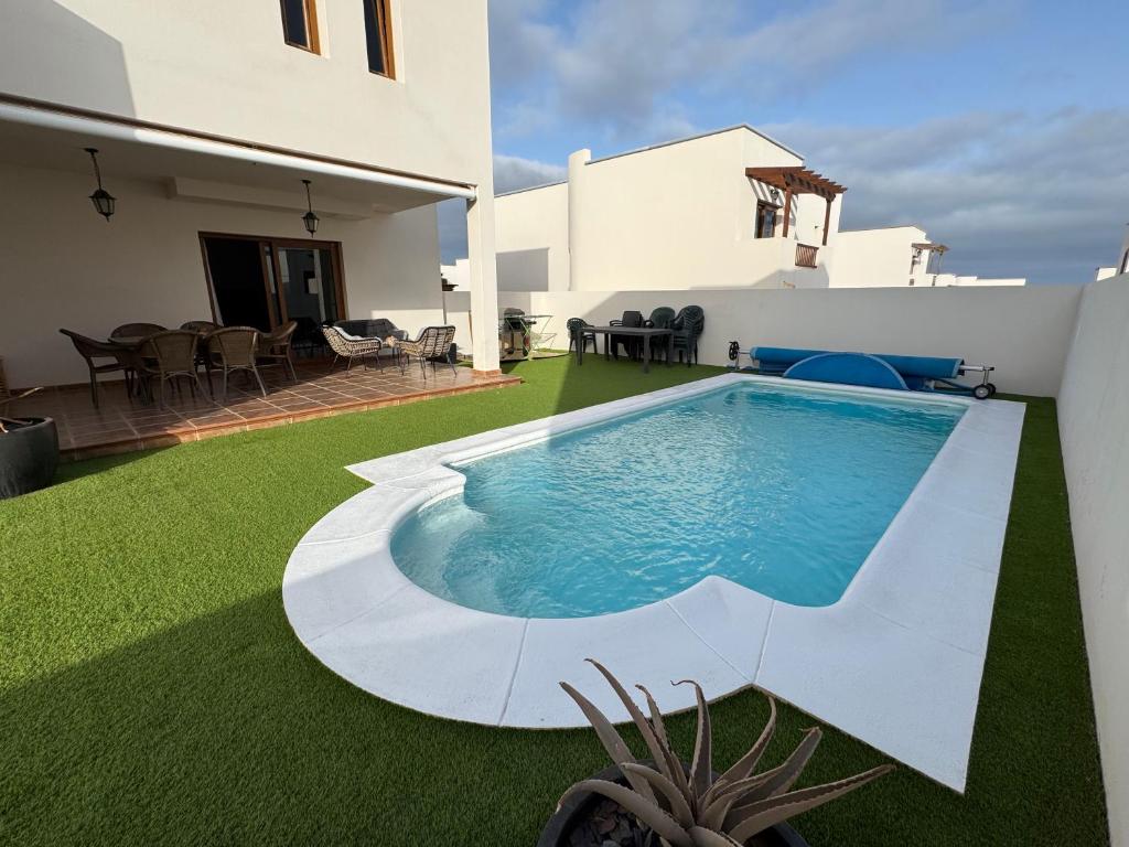 Hồ bơi trong/gần Villa Lava