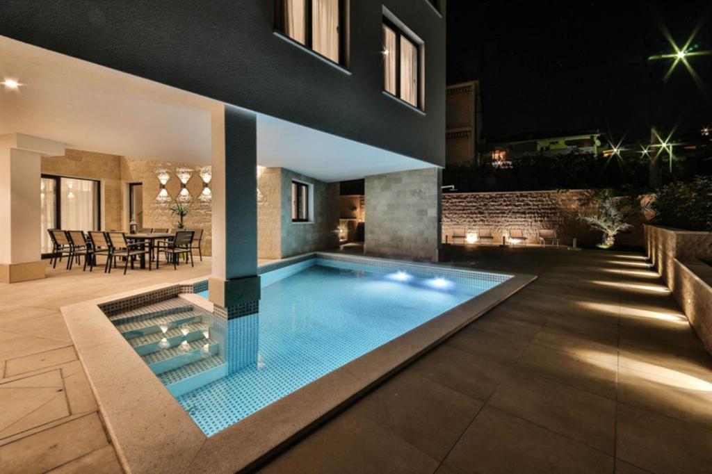 Bazén v ubytovaní Villa Trogir Palazio A Spectacular 7 Bedroom Villa 90 Metres To The Sea And Promenade alebo v jeho blízkosti