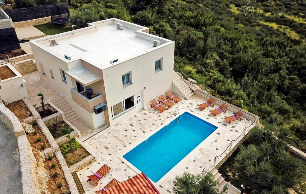 Luftaufnahme eines Hauses mit Swimmingpool in der Unterkunft Stunning Home In Klis in Klis
