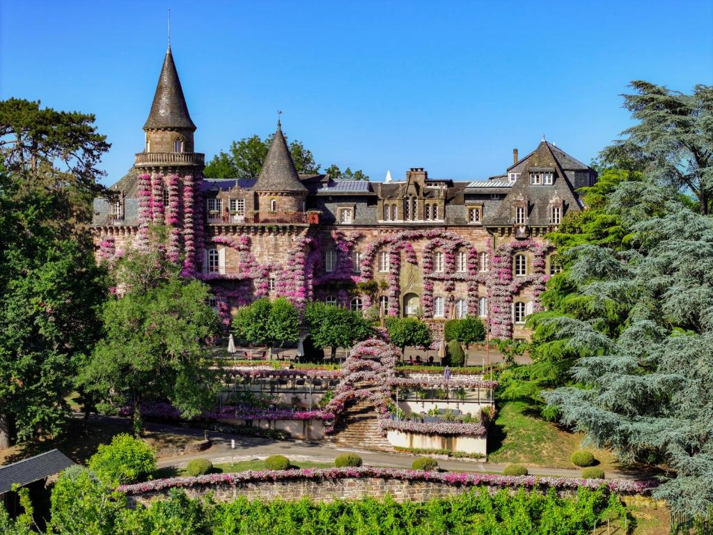 an old castle with a garden in front of it at Château de Castel Novel Boutique Hôtel in Varetz