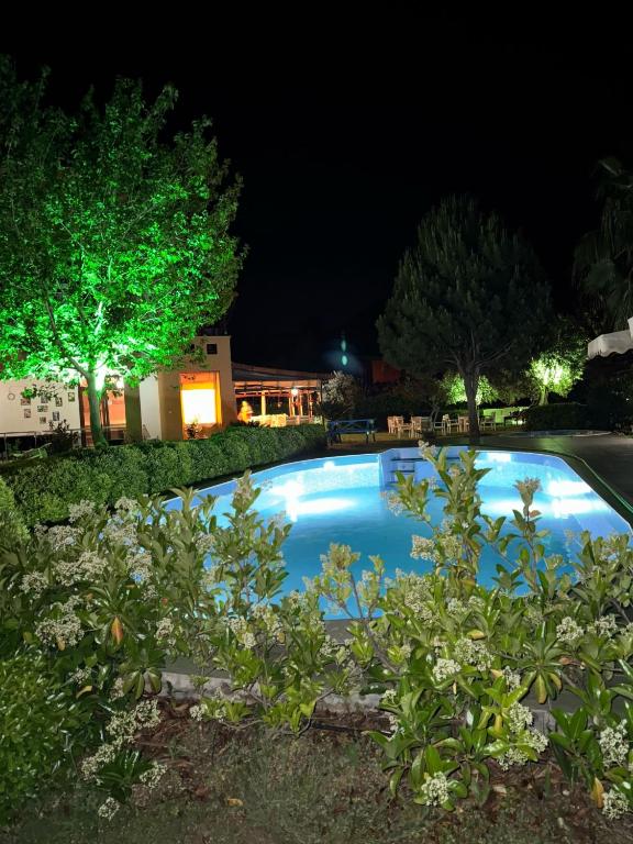 eine Nachtansicht eines blauen Swimmingpools in der Unterkunft Ada Adrasan Hotel in Kumluca