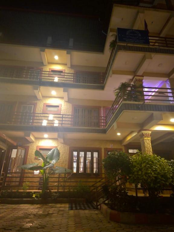 Un balcón o terraza en Sauraha Alley Inn Lumanti