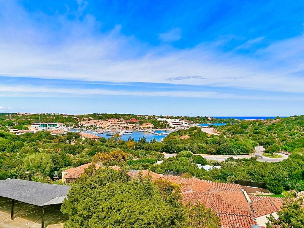 vistas a una ciudad con río y edificios en Porto Cervo Residence Vistamare, en Porto Cervo