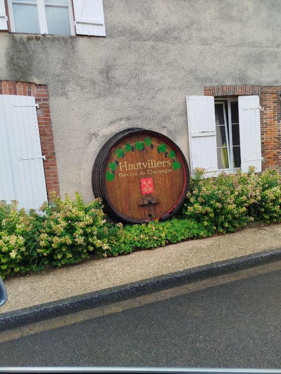 un panneau en bois sur le côté du bâtiment dans l'établissement Le Relais de la Bulle Enchantée, à Hautvillers