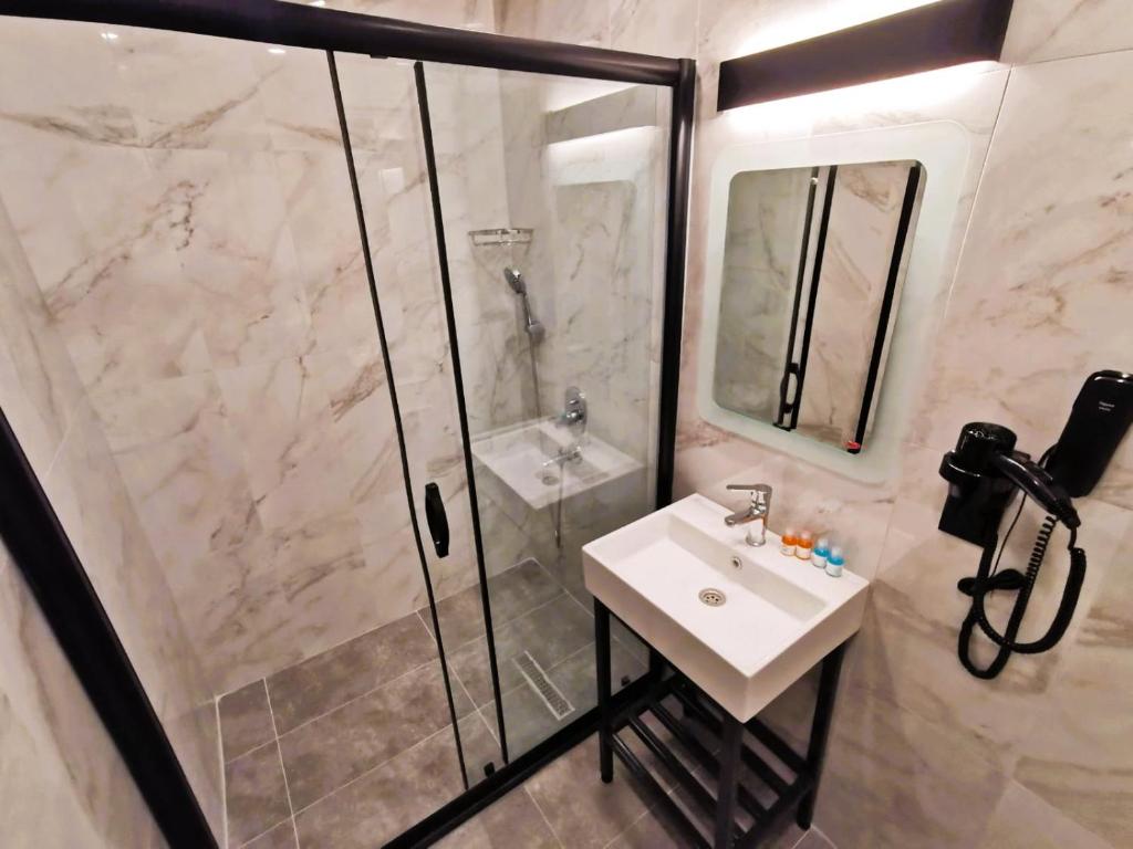Koupelna v ubytování Luxx Garden Hotel