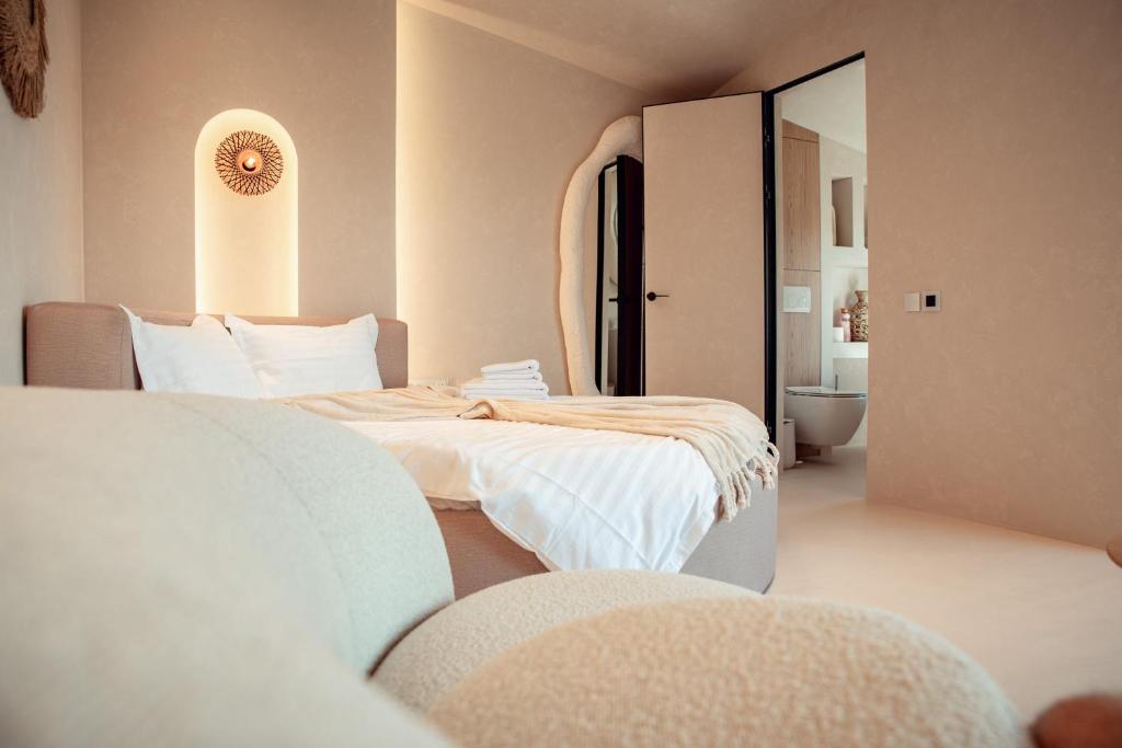 ein Hotelzimmer mit zwei Betten und einem Spiegel in der Unterkunft Amumi Tiny Houses in Buhalniţa