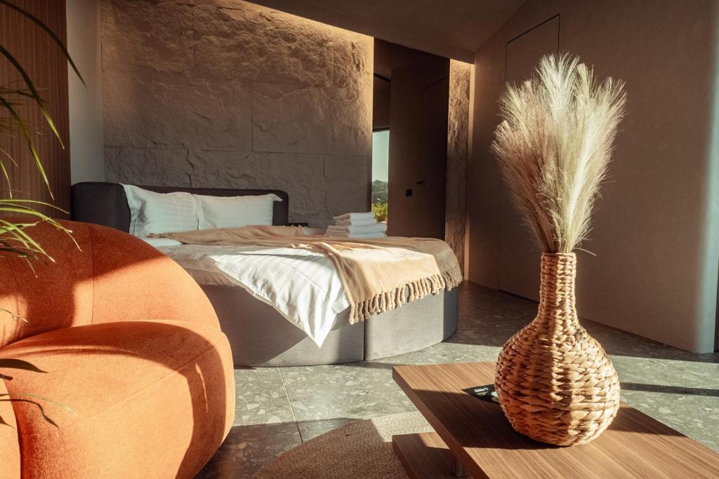 BuhalniţaAmumi Tiny Houses的一间卧室配有床和草花瓶