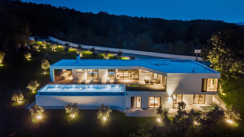 Magnificent Istria Villa Villa Green Oasis 4 Bedrooms Spacious Sun Terrace With Outdoor Heated Pool Labinの敷地内または近くにあるプール