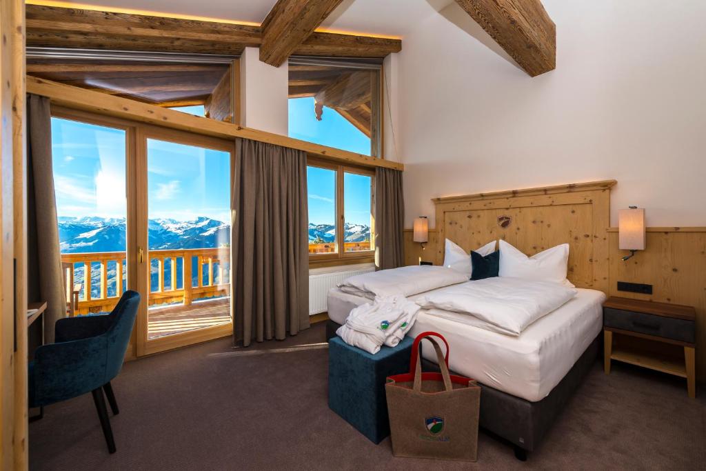 Rúm í herbergi á BichlAlm Berggasthof