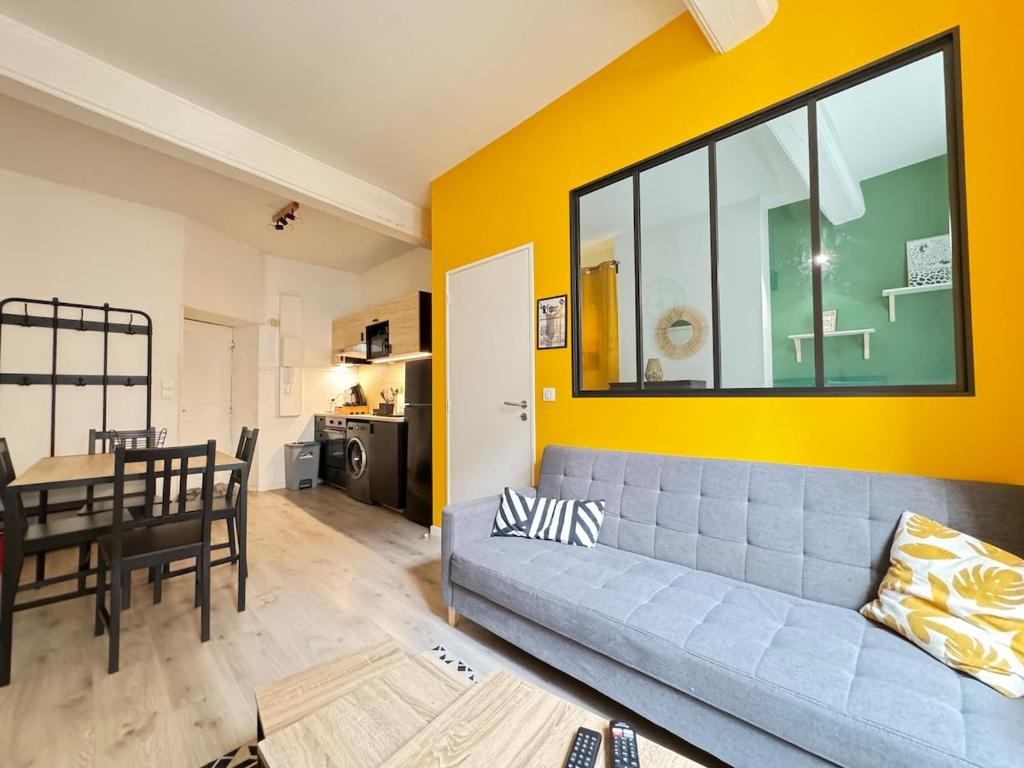 a living room with a couch and a dining room at T2 Centre Riom 3 Personnes in Riom