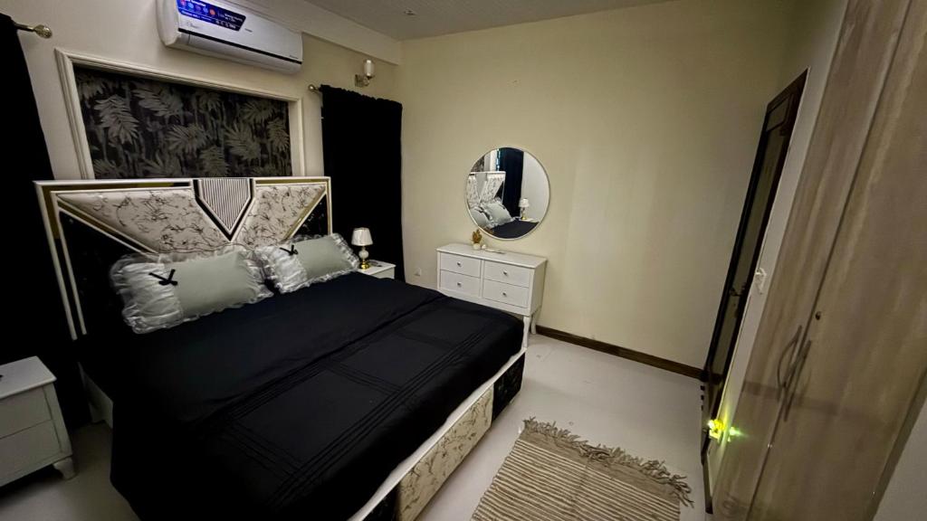 DargaiにあるOakswood houseのベッドルーム1室(鏡付きベッド1台、ドレッサー付)