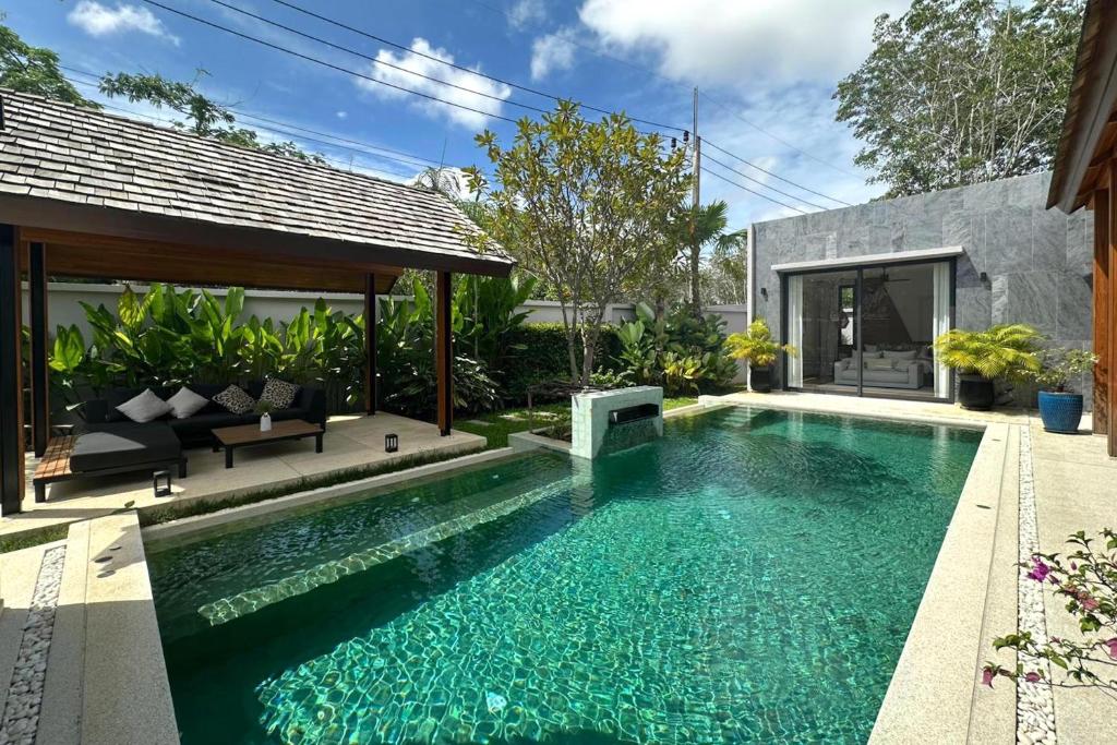 une piscine dans l'arrière-cour d'une villa dans l'établissement Bougainvillea Luxury Pool Villas, à Ban Pak Lak