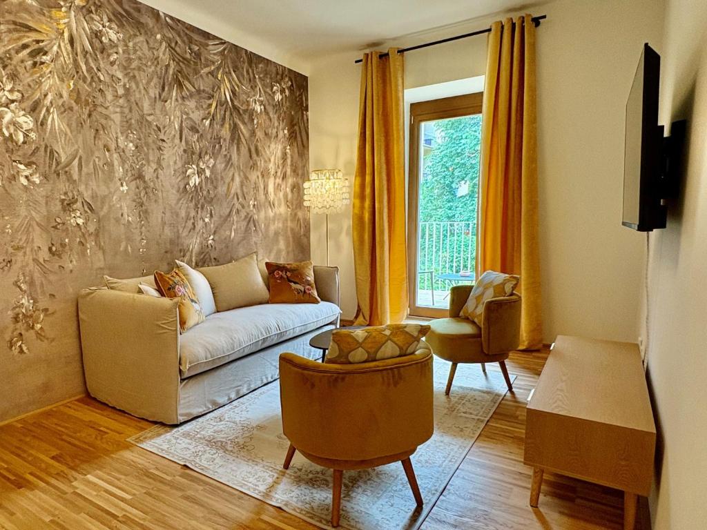 salon z kanapą i krzesłem w obiekcie Beletage Luxury Apartments Graz w Grazu