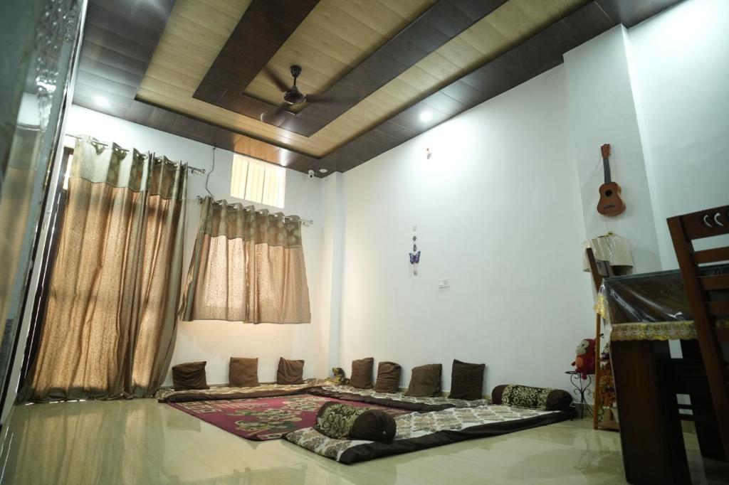una sala de estar con 2 camas en una habitación en SRINIVASA Home stay, en Rishīkesh