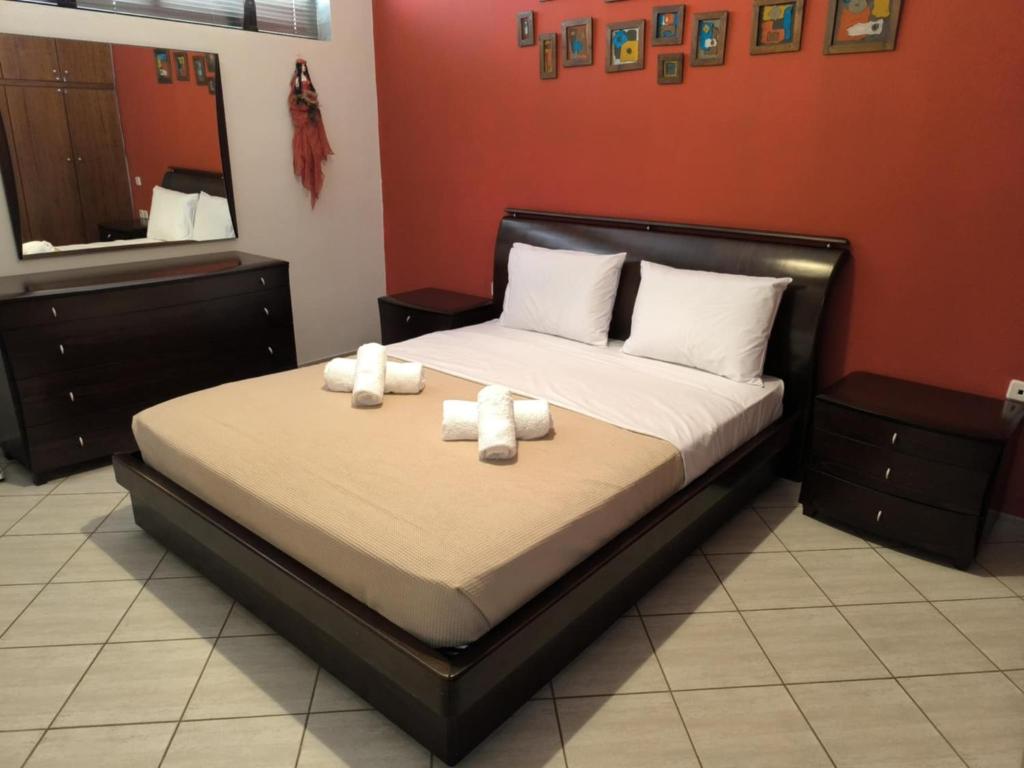 une chambre avec un lit avec deux serviettes dessus dans l'établissement Fridas Home Apartment, à Alexandroúpolis