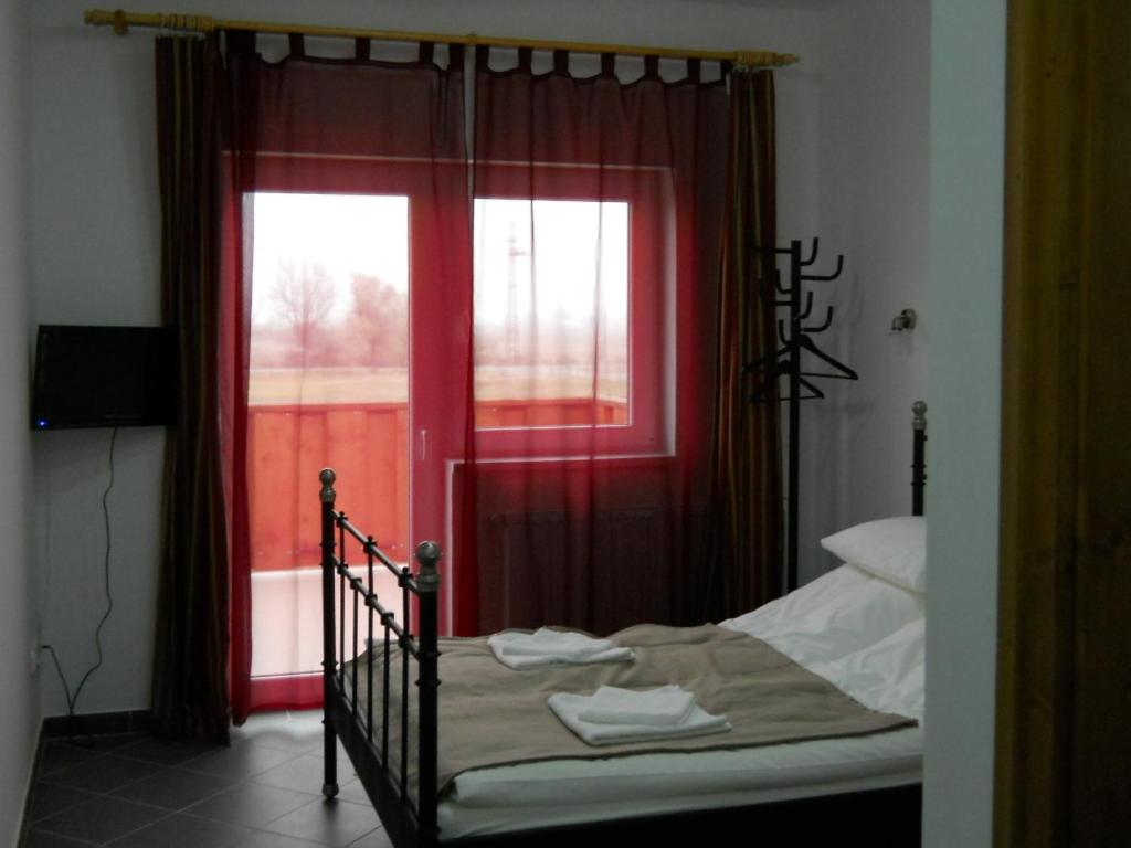 Postel nebo postele na pokoji v ubytování Kisdunapart 510