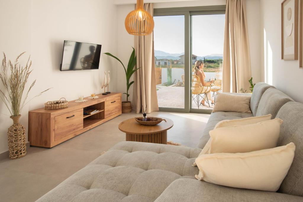 TV a/nebo společenská místnost v ubytování Mediterranean Blue Suites & Villa - Blue Villa