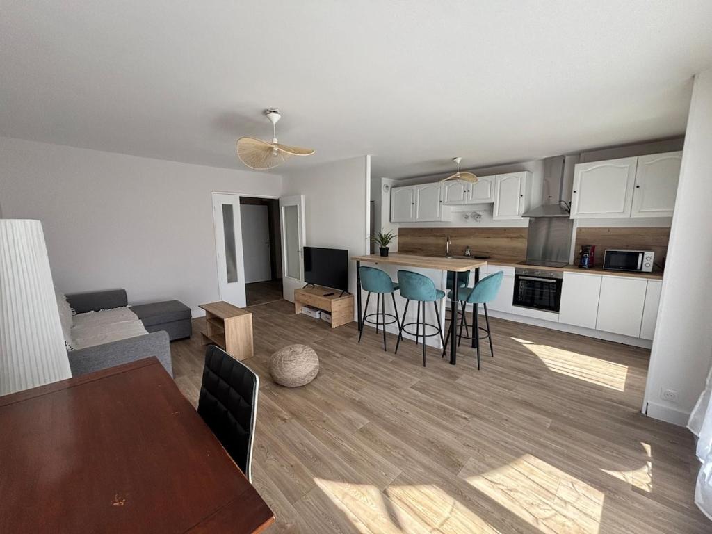 Η κουζίνα ή μικρή κουζίνα στο Spacious renovated apartment near Paris metro 11