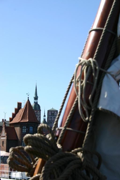 a bunch of ropes on a building with buildings in the background at Ferienhaus - Am Kütertor - alle Apartments mit Terrasse oder Balkon - in top Lage in Stralsund