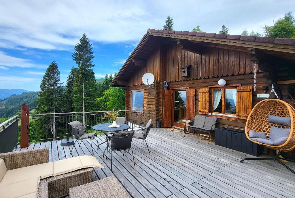 a wooden deck with a table and chairs on a cabin at Almliesl STEF-633 in Sankt Stefan im Lavanttal