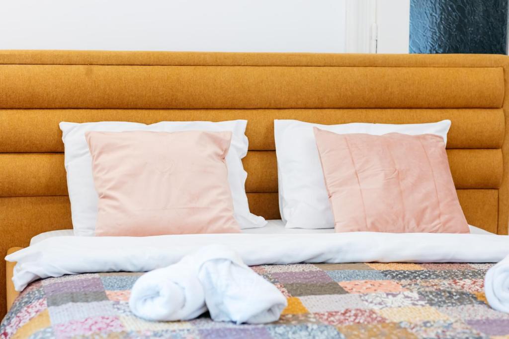 En eller flere senge i et værelse på The Muse - Kronstadt Central Suites